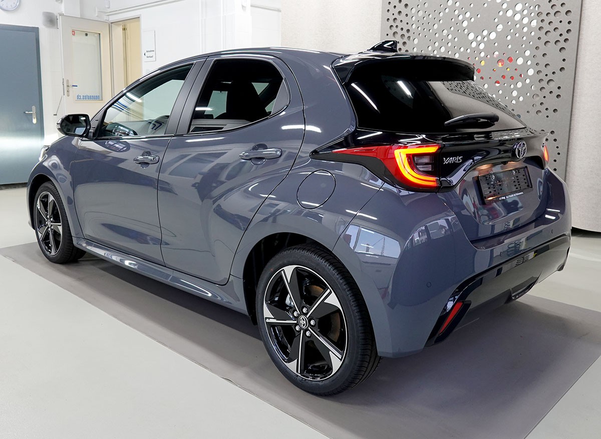 TOYOTA Yaris 1.5 Premium e-CVT-showroom-element-2