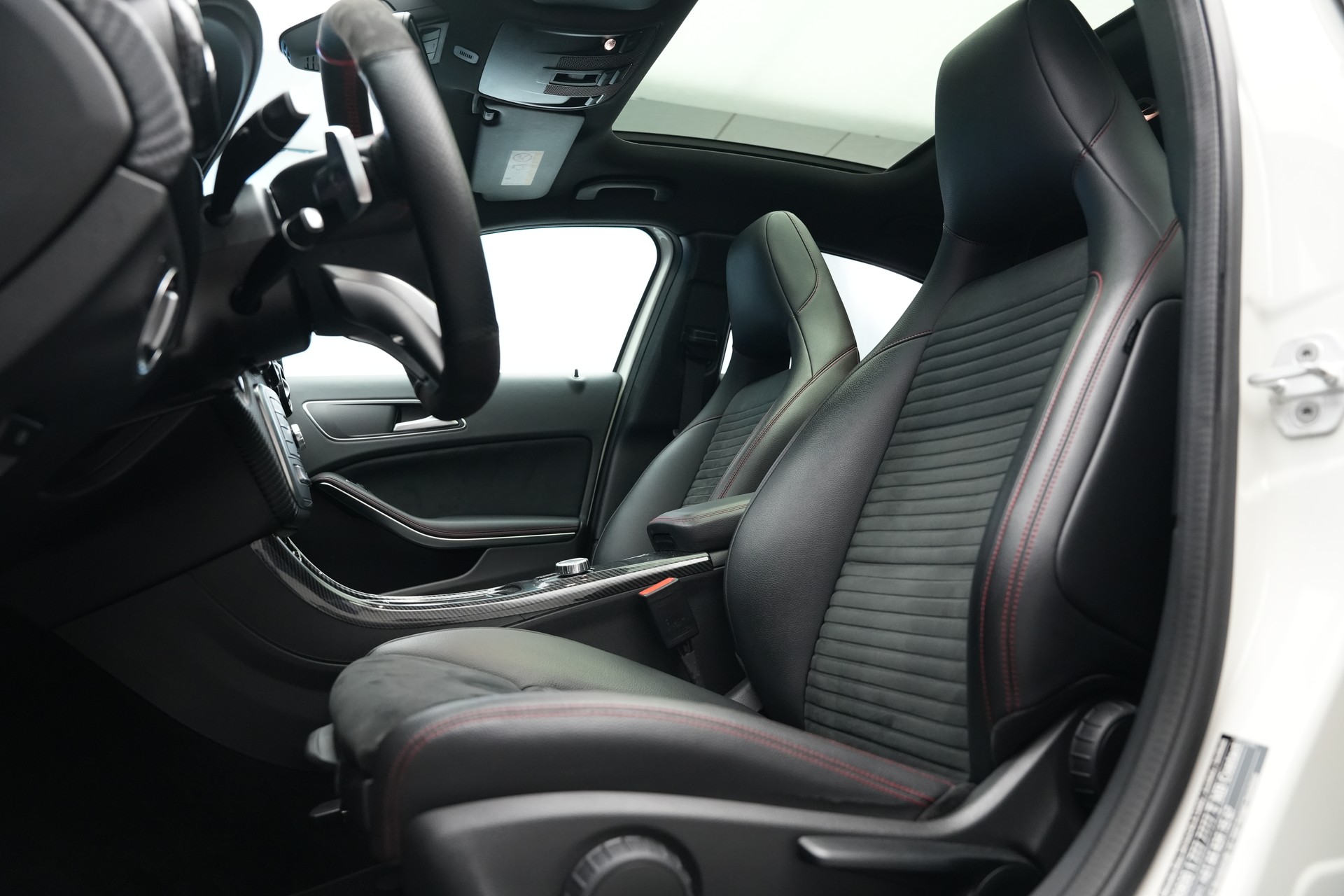 MERCEDES-BENZ A 250 AMG Line 7G-DCT *A45 Optik* *CH-Fahrzeug*-image-11