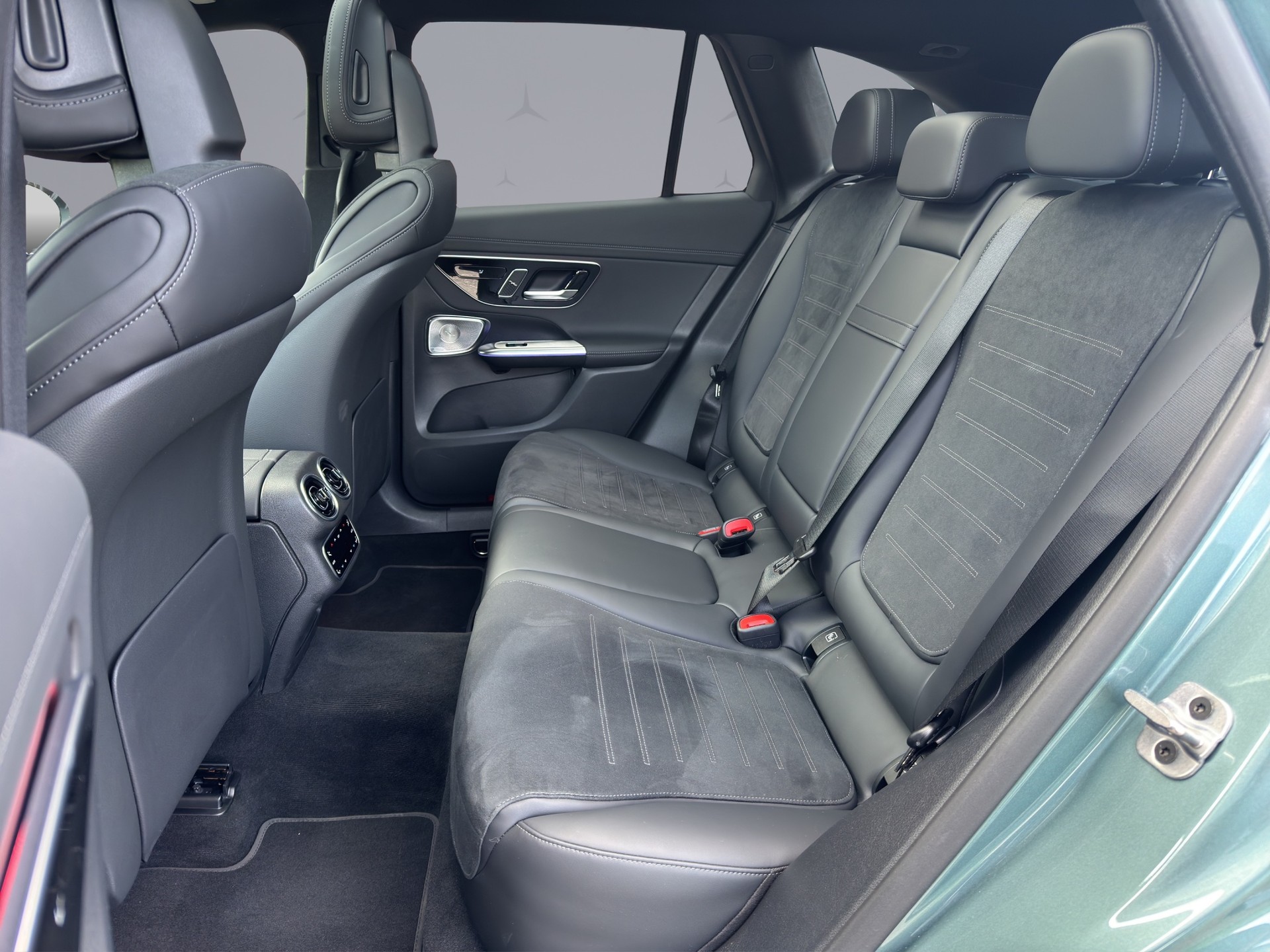 MERCEDES-BENZ GLC 220 d AMG Line 4matic-image-12