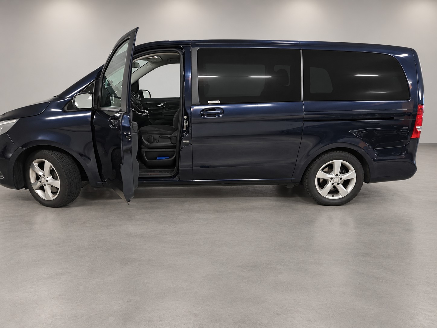 MERCEDES-BENZ V 220 CDI lang-image-2