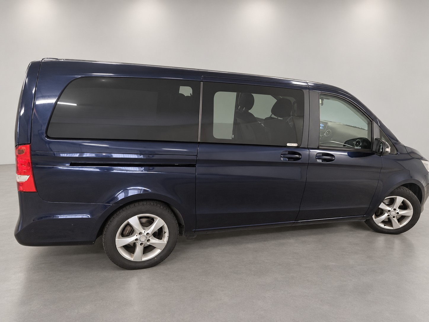 MERCEDES-BENZ V 220 CDI lang-image-3