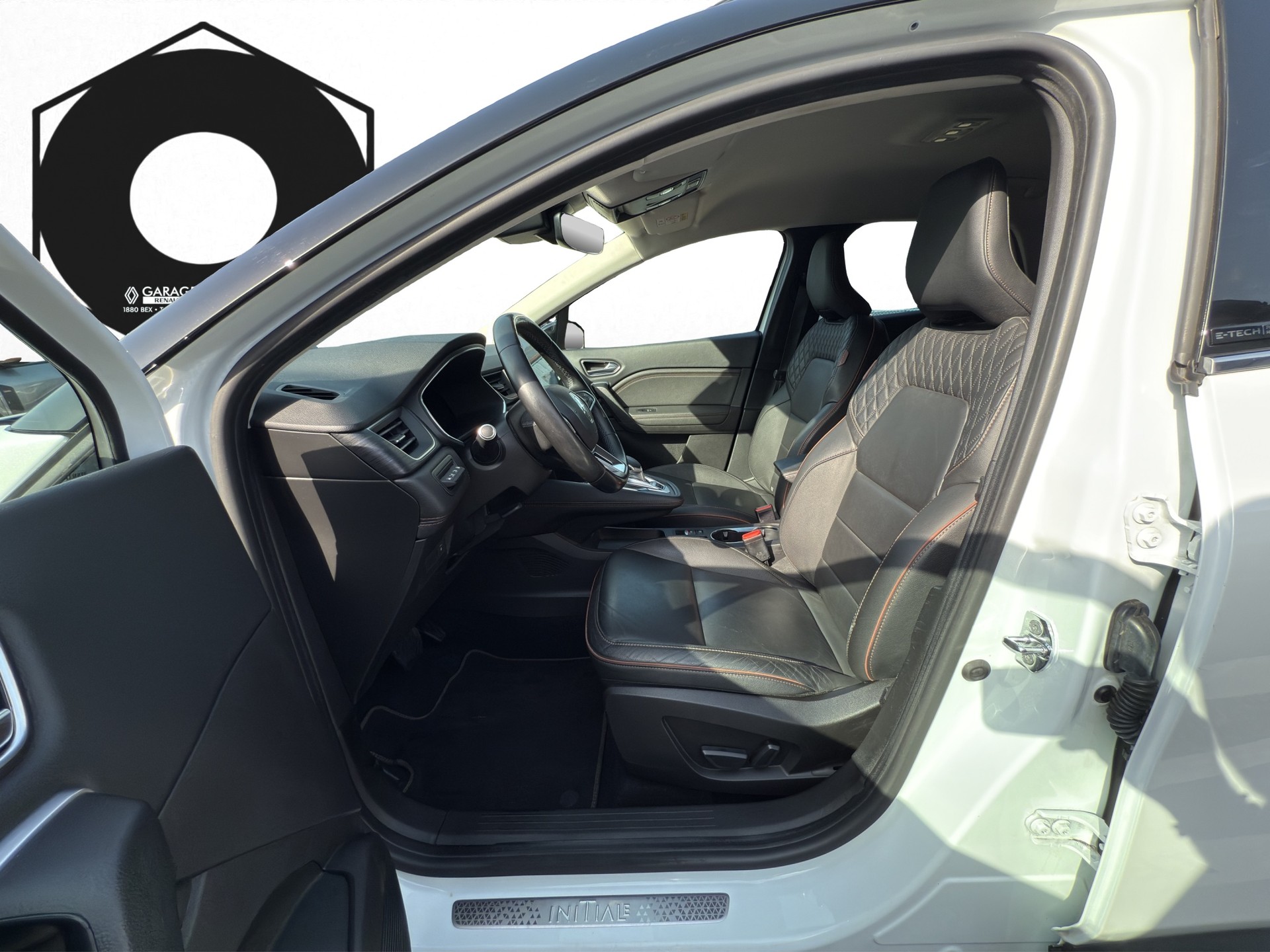 RENAULT Captur 1.6 E-Tech Initiale Paris DHT-image-9