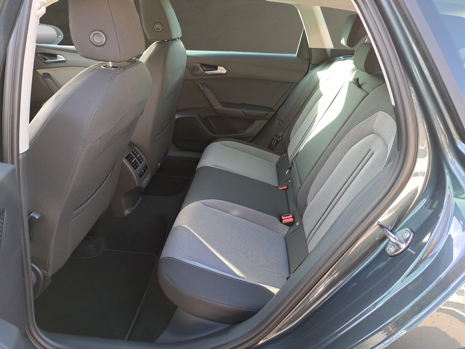SEAT Leon ST 1.5 eTSI mHEV DSG Business Edition-image-15