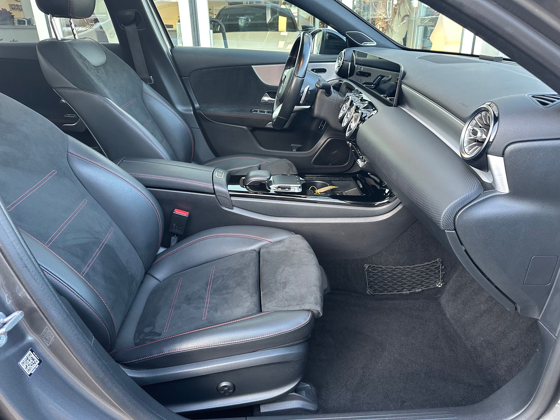MERCEDES-BENZ A 220 d AMG Line 8G-DCT-image-13