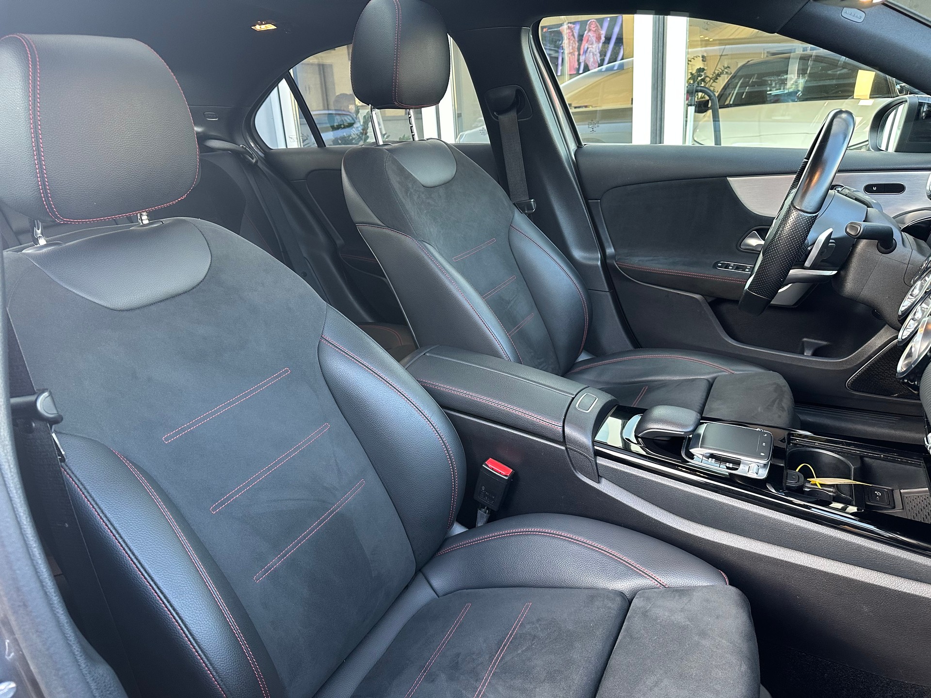 MERCEDES-BENZ A 220 d AMG Line 8G-DCT-image-12