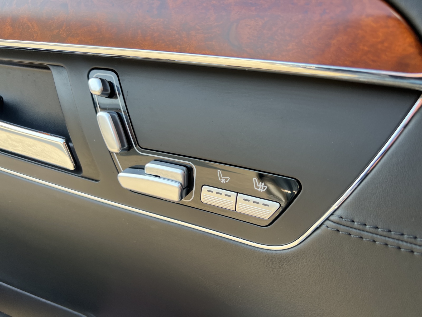 MERCEDES-BENZ S 65 AMG L Automatic-image-19