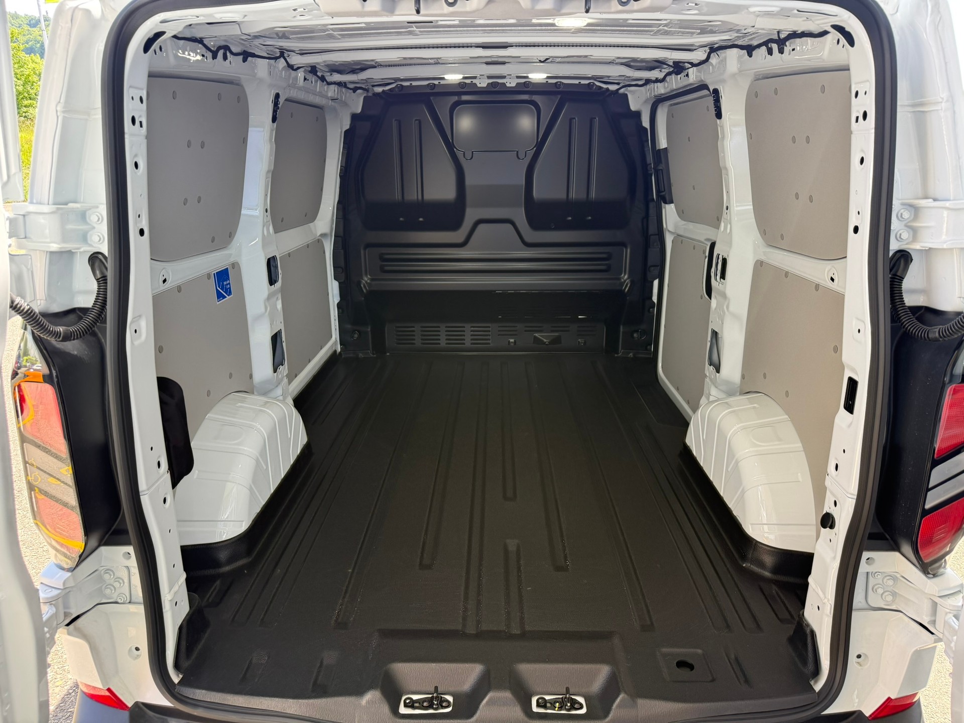 FORD Transit Custom Van PHEV 320 L1H1 Trend Automat-image-8