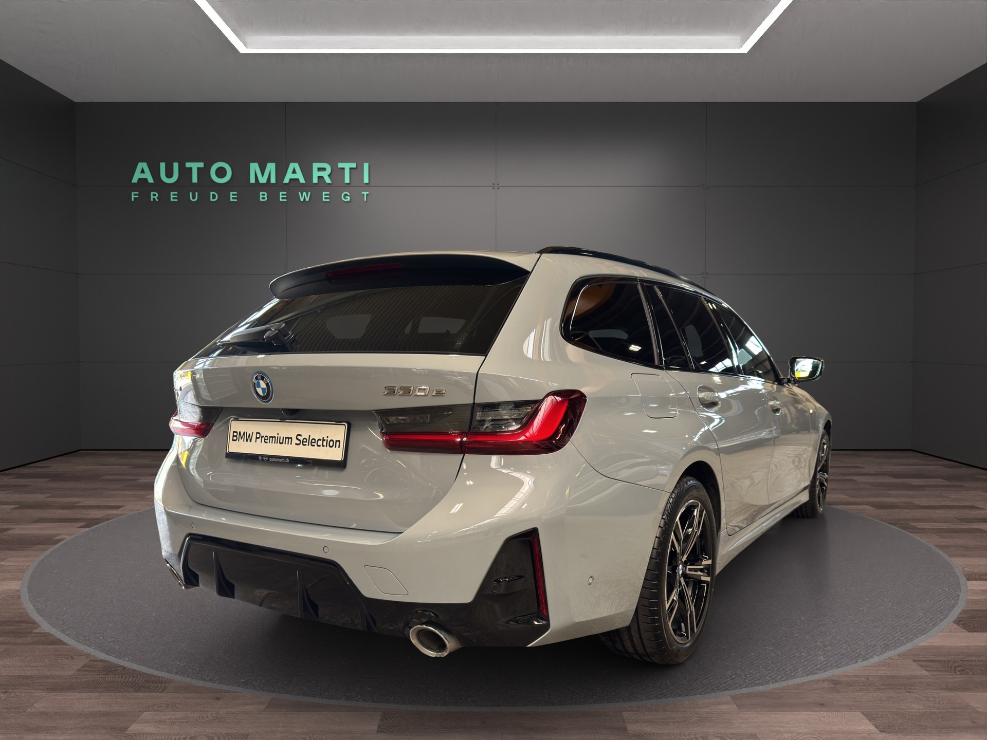 BMW 330e xDrive SAG Touring-image-4