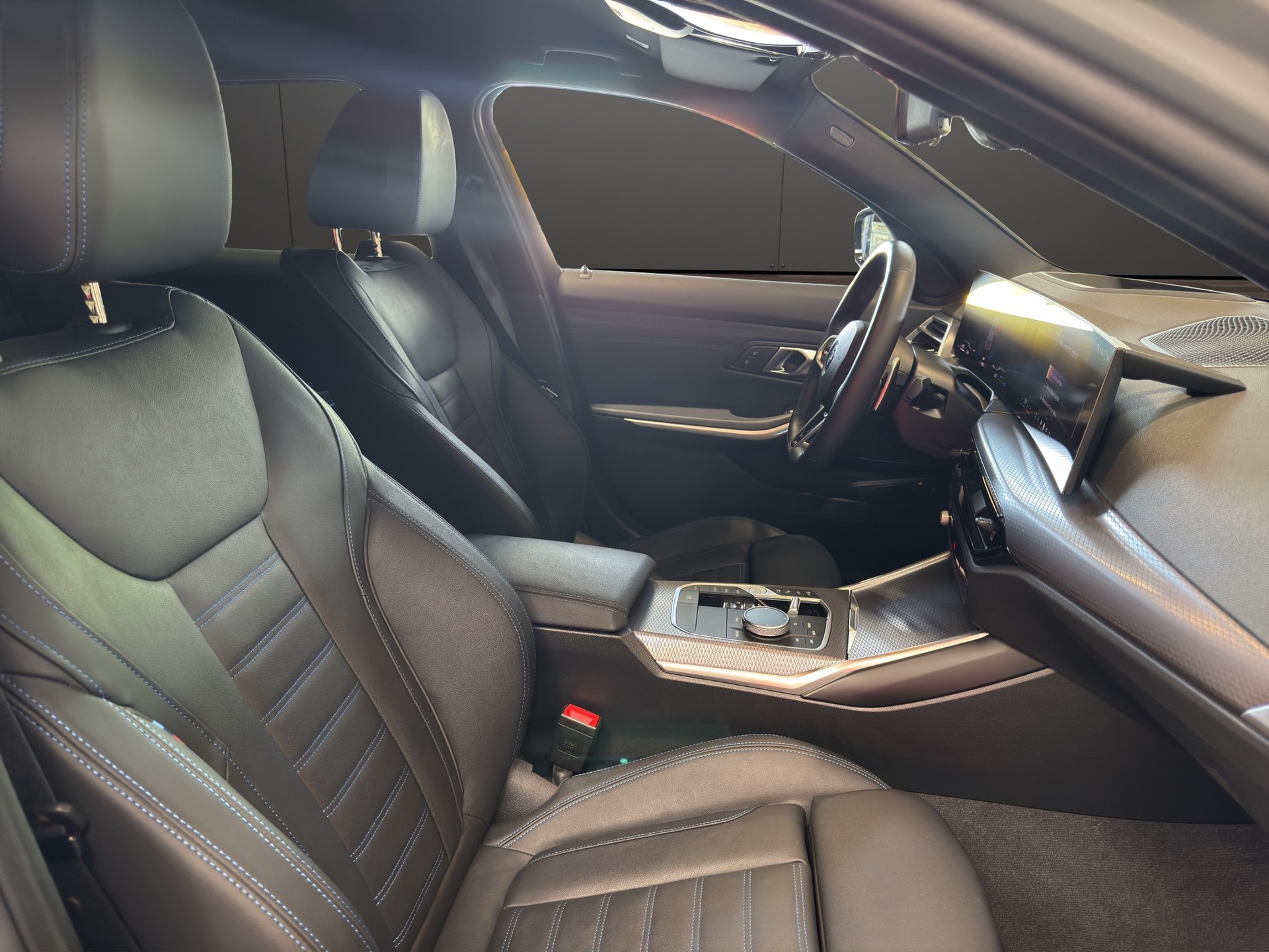 BMW 330e xDrive SAG Touring-image-18