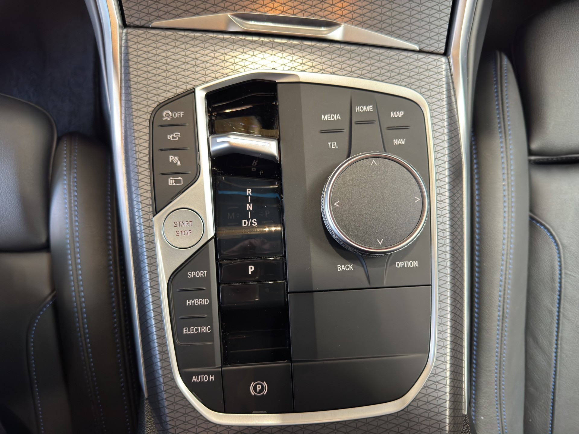 BMW 330e xDrive SAG Touring-image-10