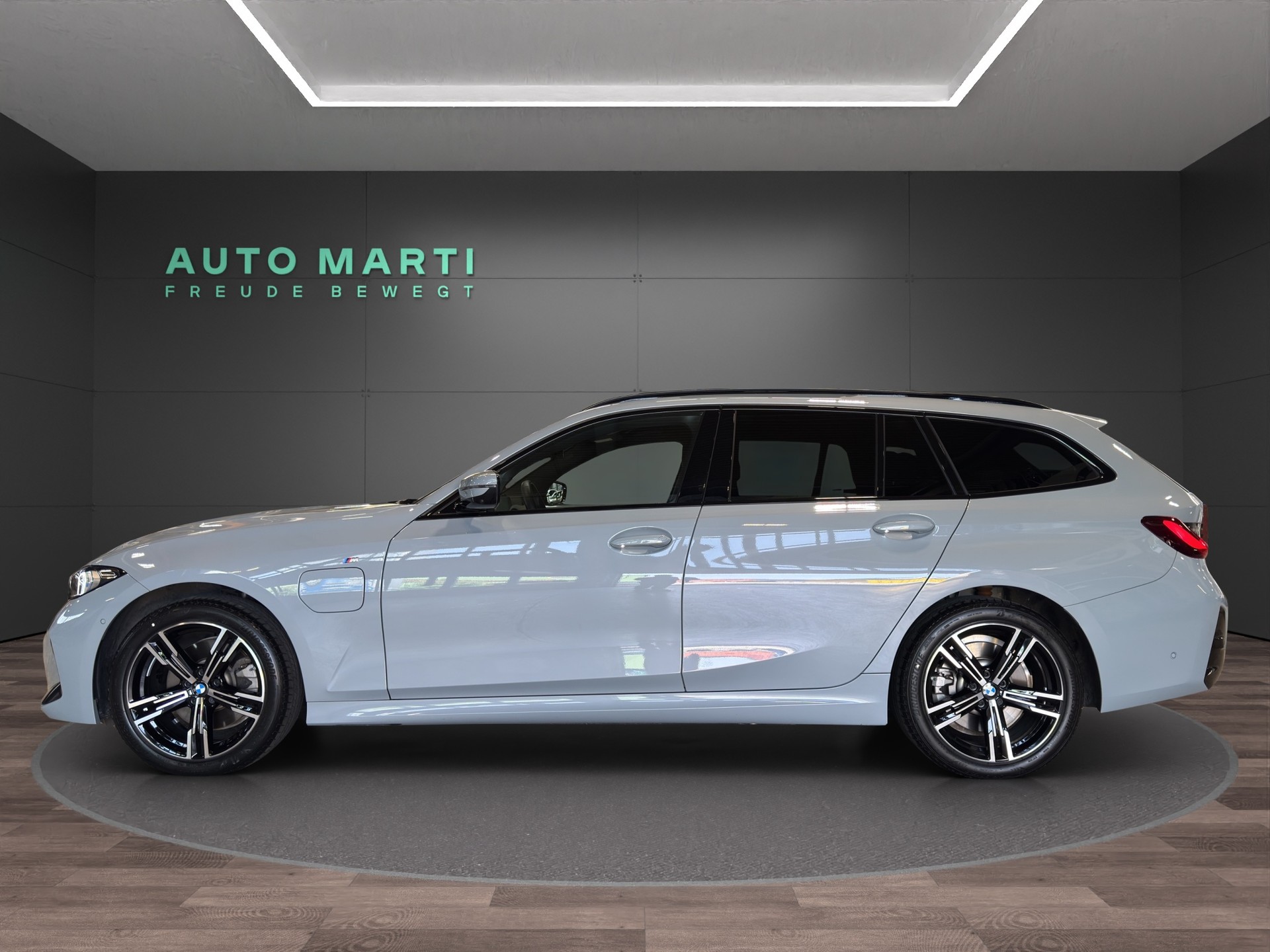 BMW 330e xDrive SAG Touring-showroom-element-2