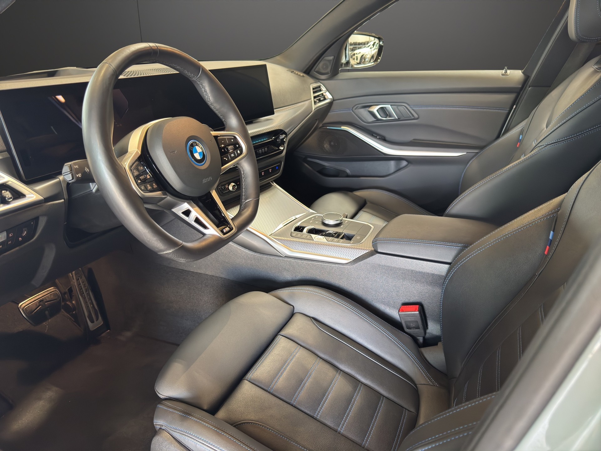 BMW 330e xDrive SAG Touring-image-8