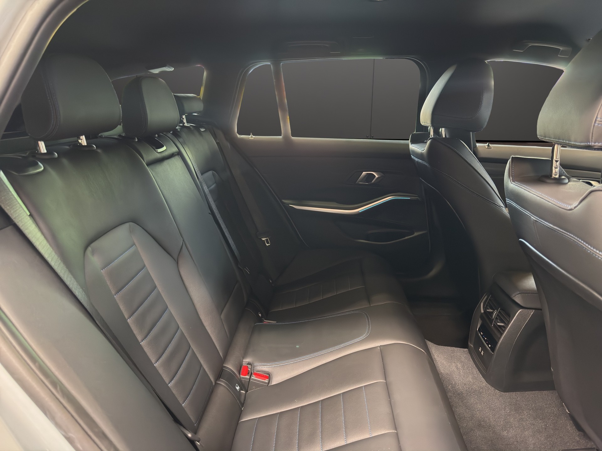BMW 330e xDrive SAG Touring-image-17