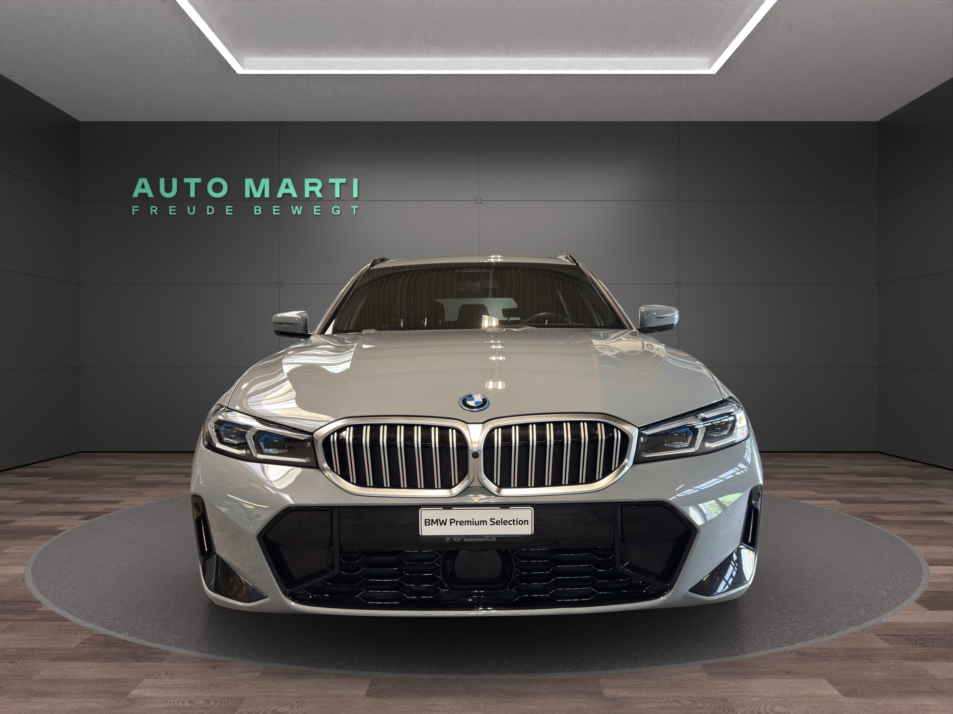 BMW 330e xDrive SAG Touring-image-5