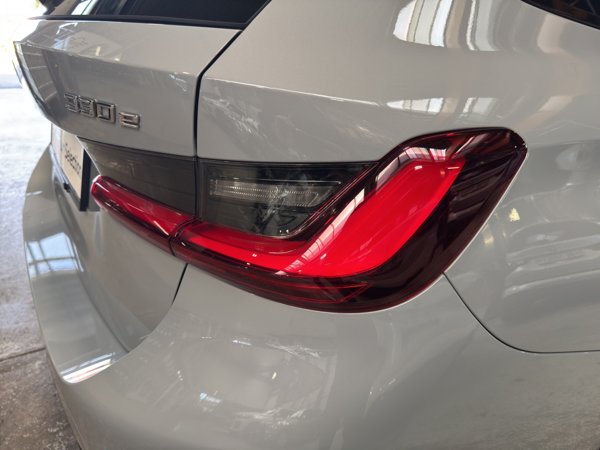 BMW 330e xDrive SAG Touring-image-7