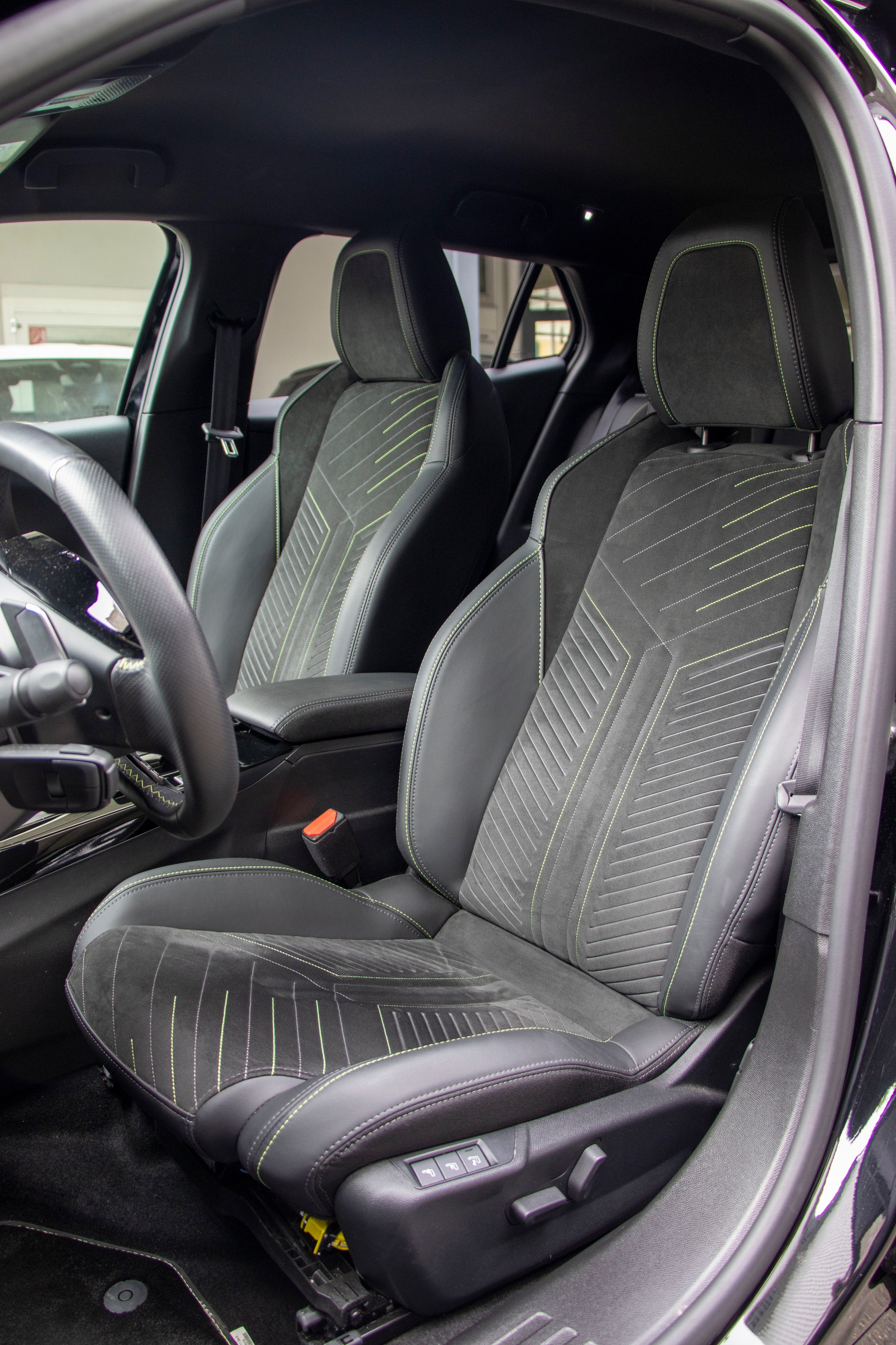 PEUGEOT 2008 1.2 PureTech GT-image-3