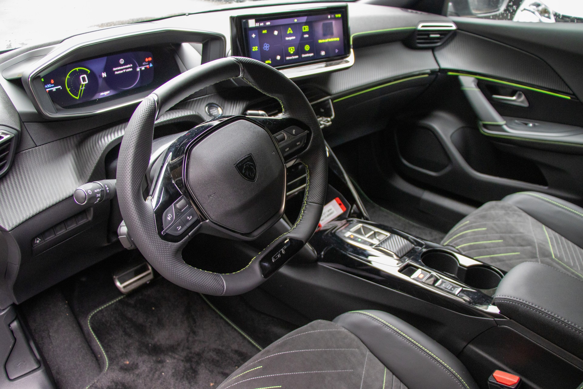 PEUGEOT 2008 1.2 PureTech GT-image-4