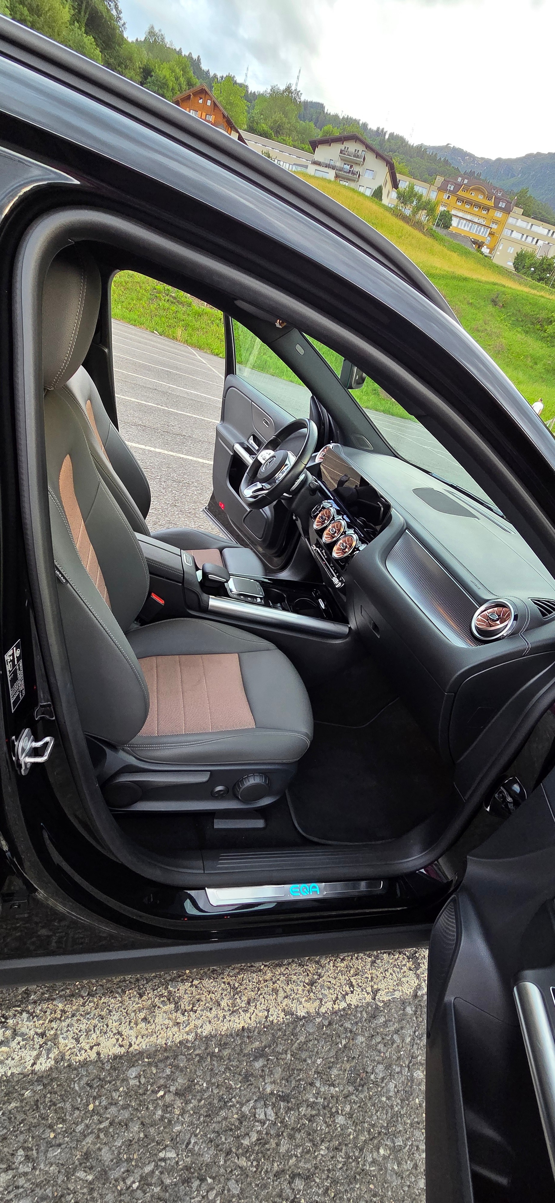 MERCEDES-BENZ EQA 350 Electric Art Line 4matic-image-14