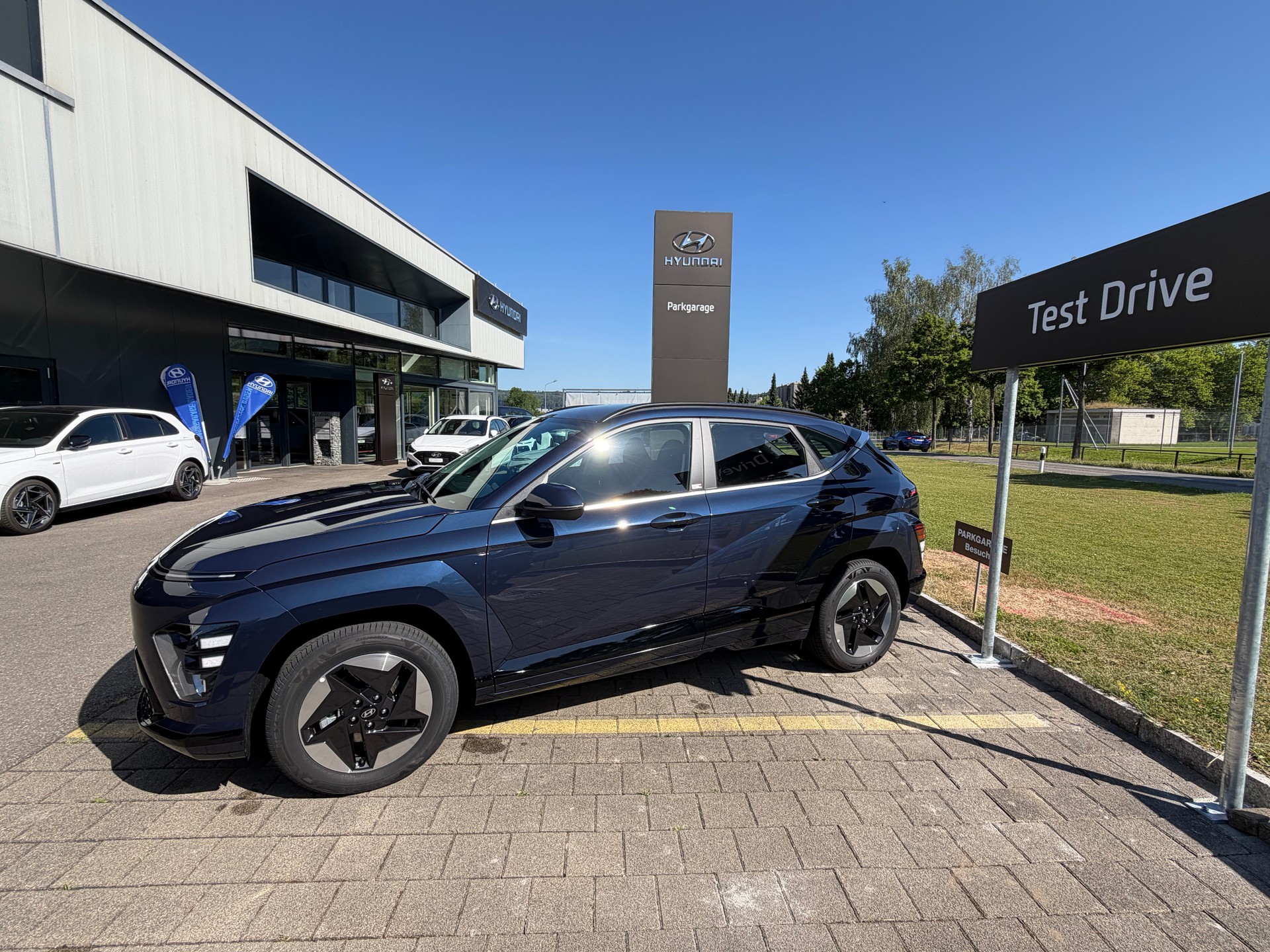 HYUNDAI Kona EV 65.4 kWh Origo-showroom-element-1