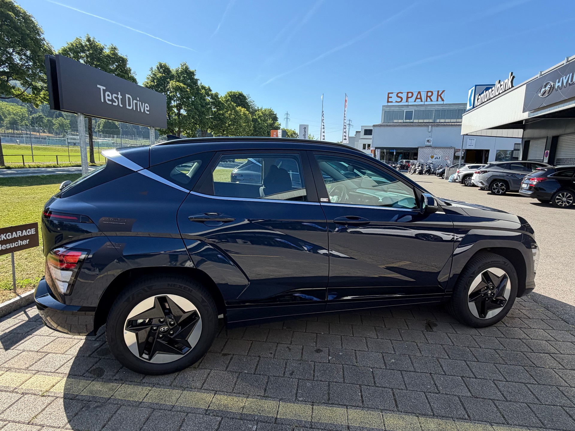 HYUNDAI Kona EV 65.4 kWh Origo-showroom-element-3
