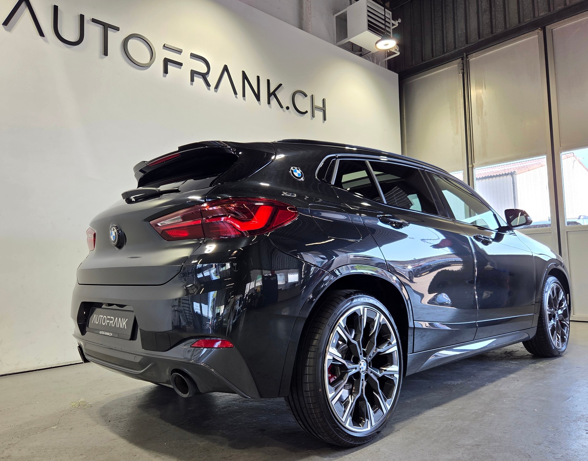 BMW X2 M35i-showroom-element-2