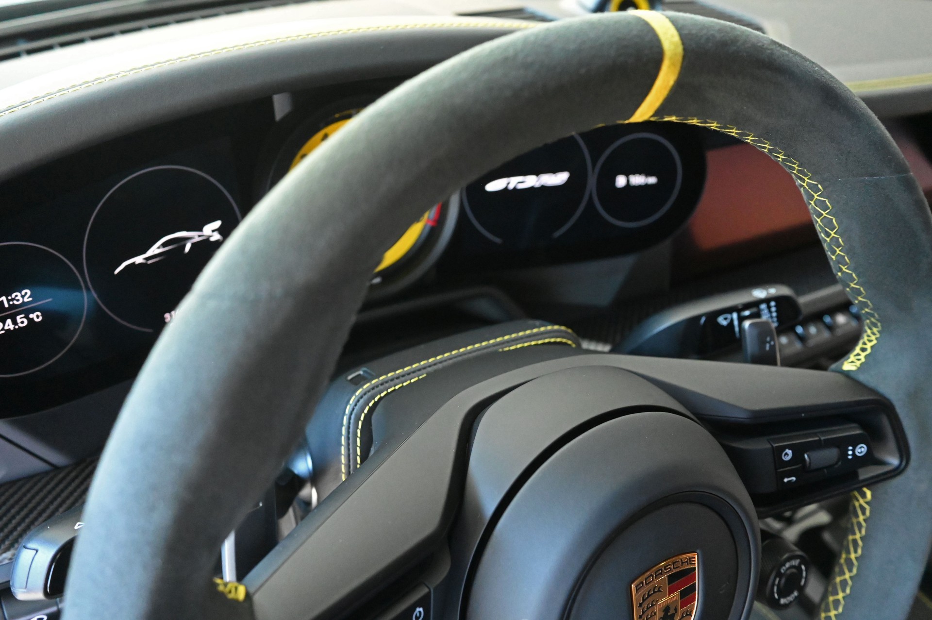 PORSCHE 911 GT3 RS-image-16