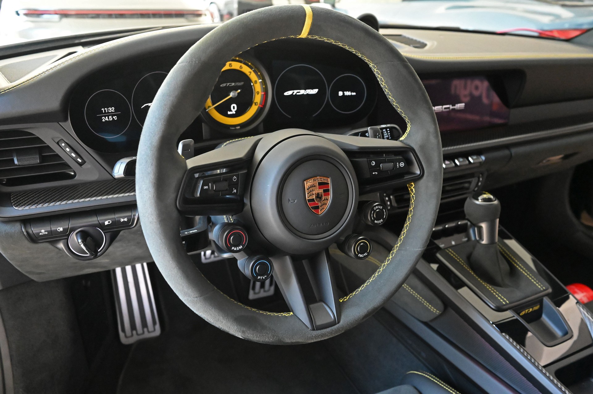 PORSCHE 911 GT3 RS-image-18