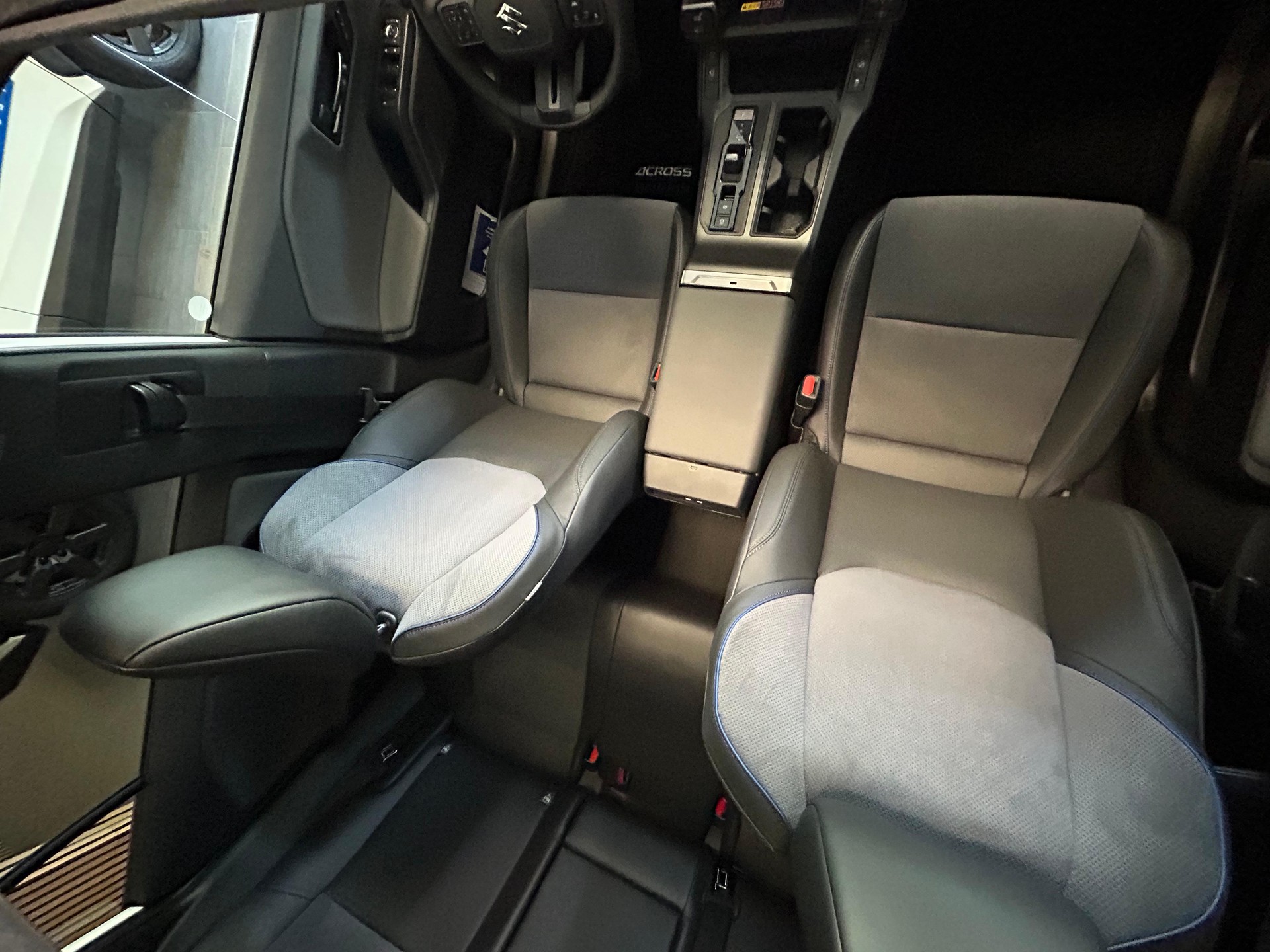 SUZUKI Across 2.5 PHEV Compact Top 4x4-showroom-element-1