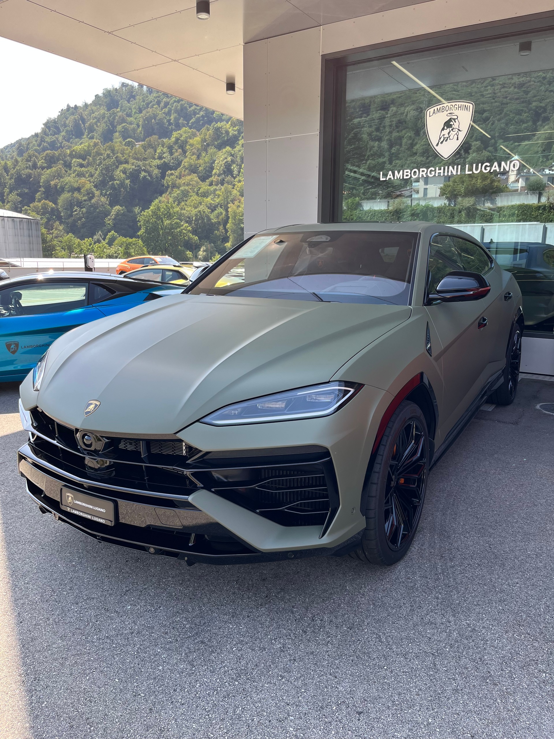 LAMBORGHINI Urus SE MY26 Lamborghini Lugano-showroom-element-1