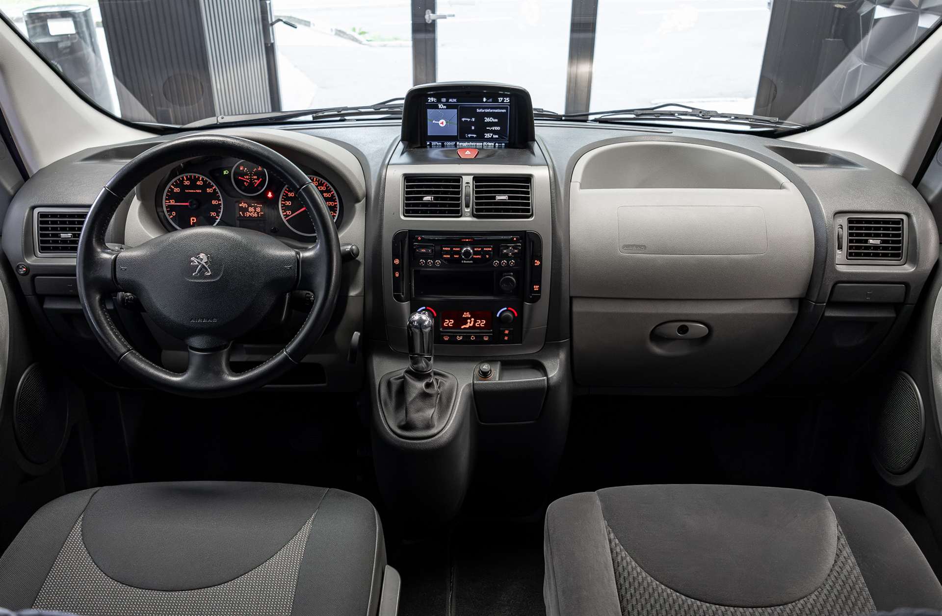 PEUGEOT Expert Tepee 2.0 HDi A Allure L2-image-6