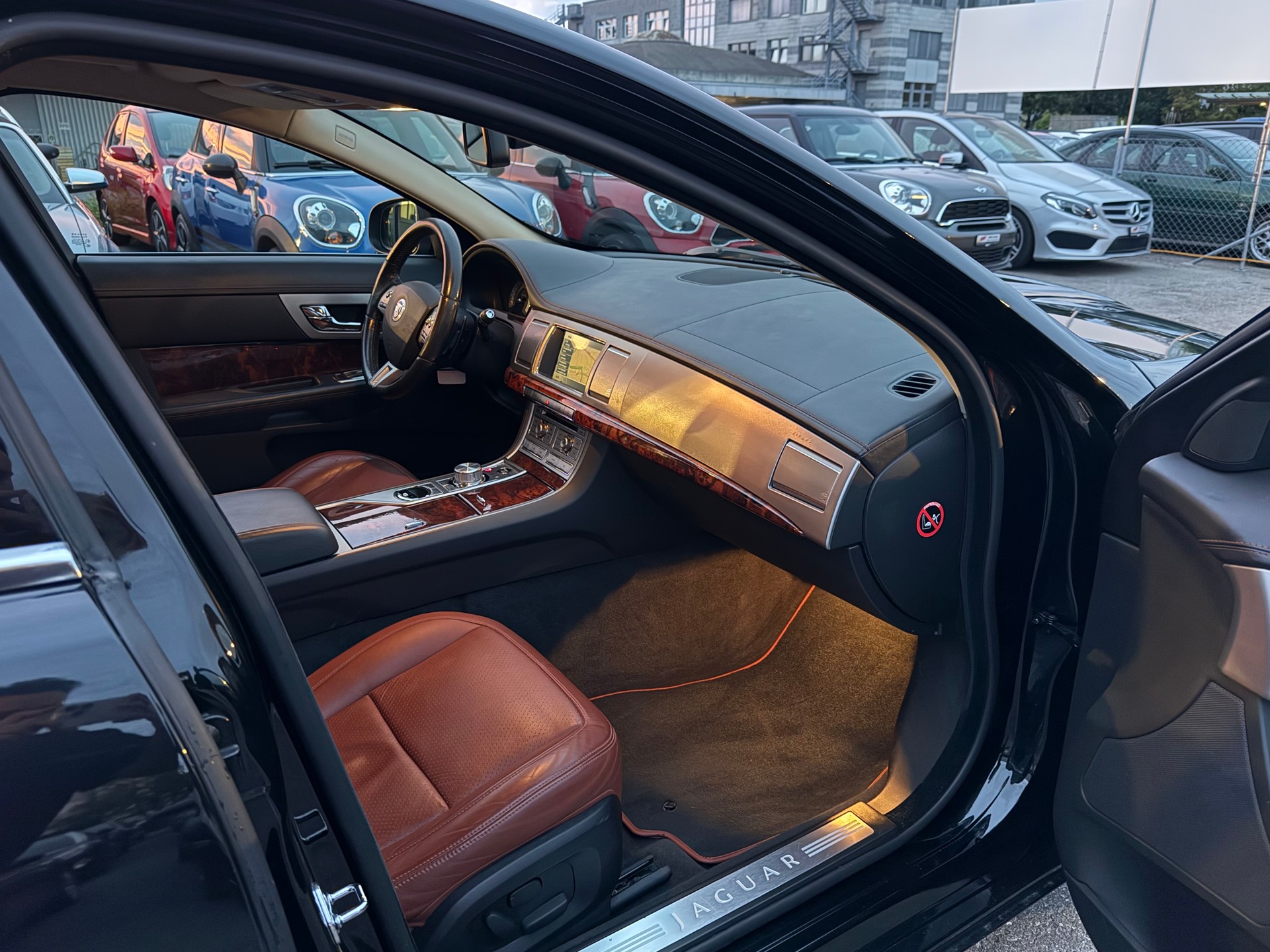 JAGUAR XF 4.2 V8 S/C / Frisch ab MFK / 8-fach bereift / Rückfahrkamera / Keyless Go / Sitzlüftung-image-6