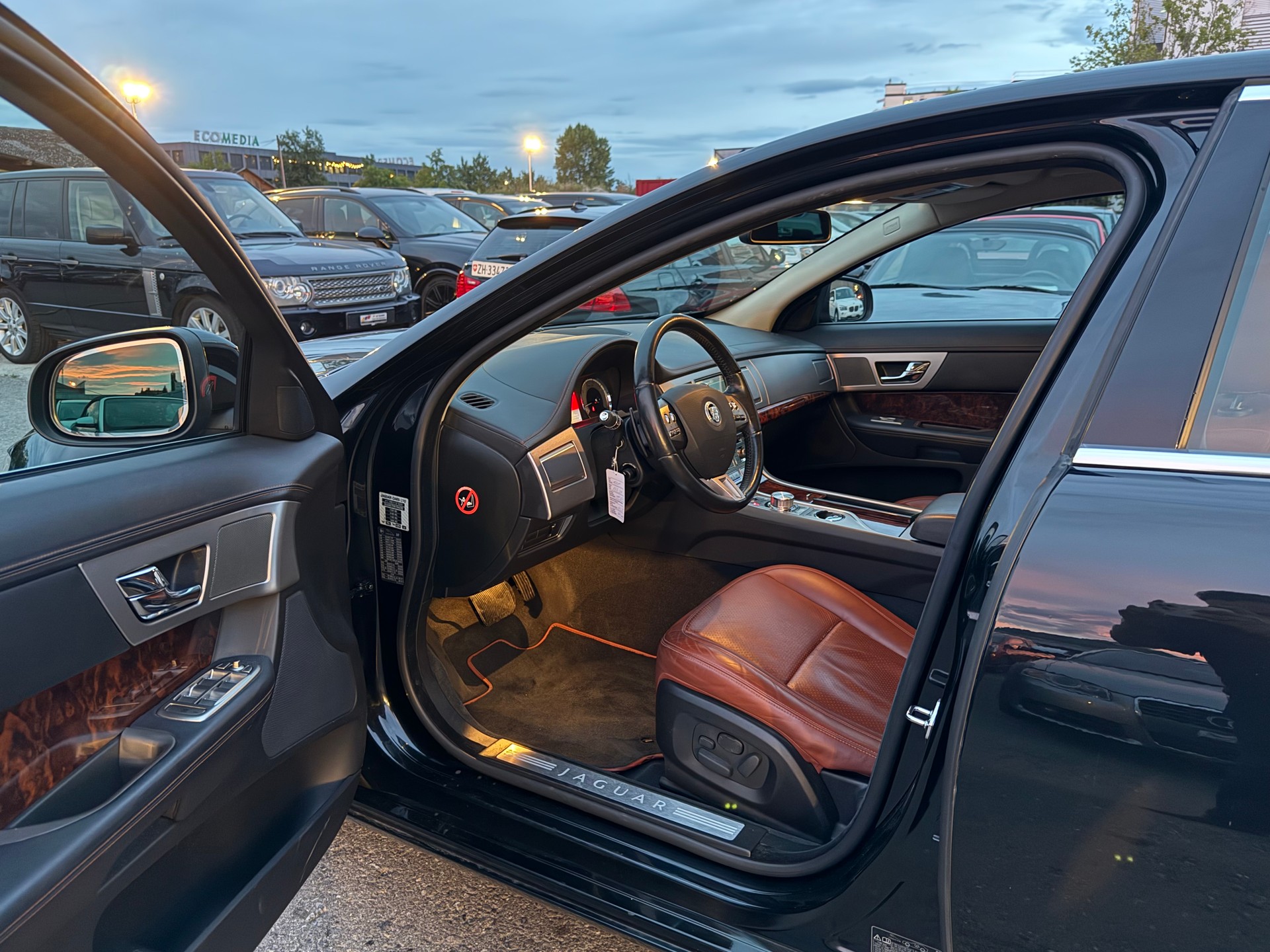 JAGUAR XF 4.2 V8 S/C / Frisch ab MFK / 8-fach bereift / Rückfahrkamera / Keyless Go / Sitzlüftung-image-9