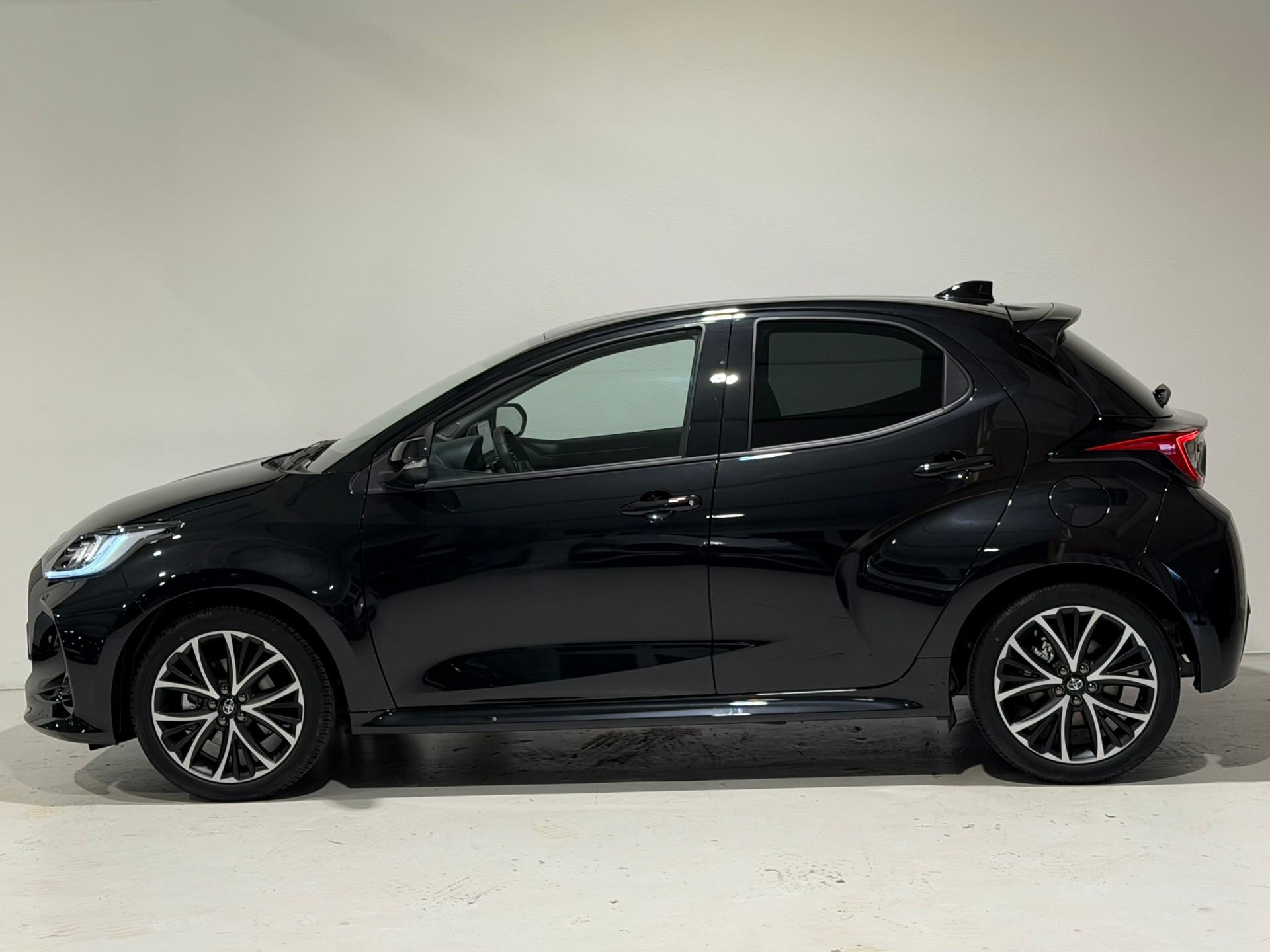 TOYOTA Yaris 1.5 VVT-i HSD CVT Teamplayer-showroom-element-1