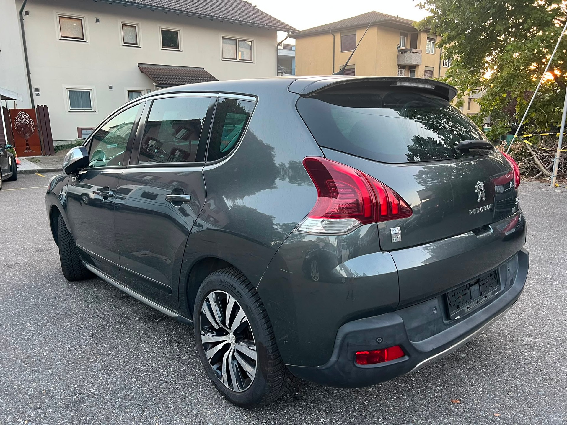 PEUGEOT 3008 HYbrid4 2.0 HDI ETG6-image-6