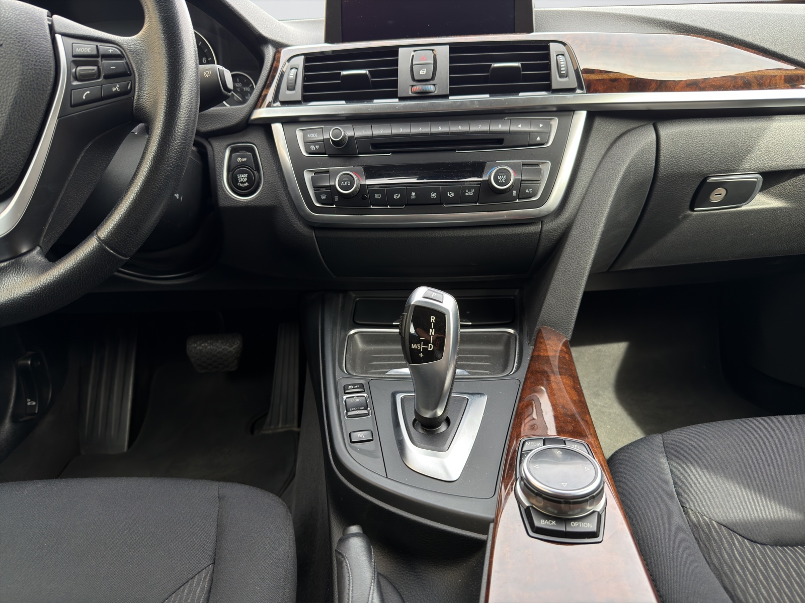 BMW 320i xDrive Gran Turismo-image-17