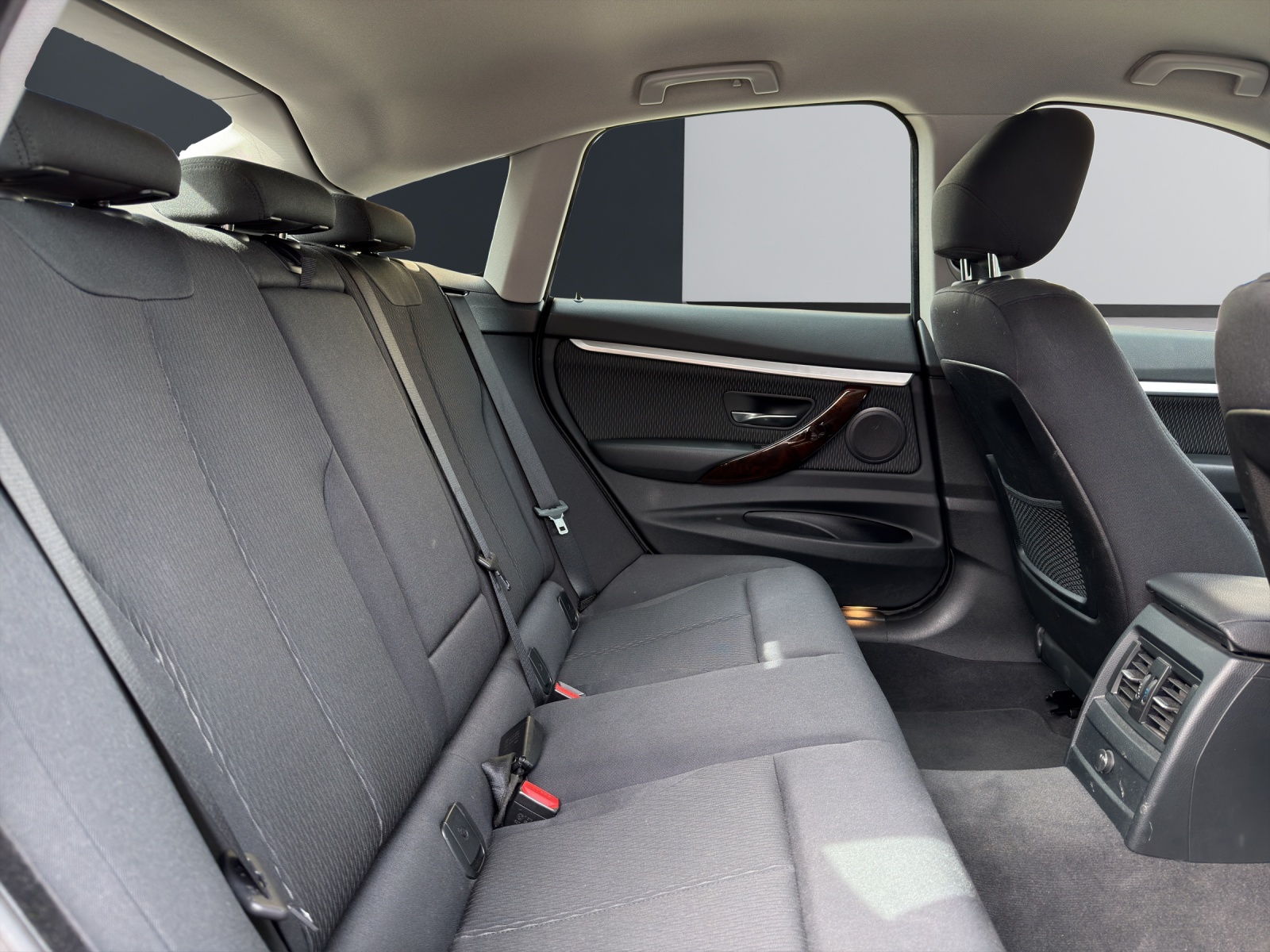 BMW 320i xDrive Gran Turismo-image-14
