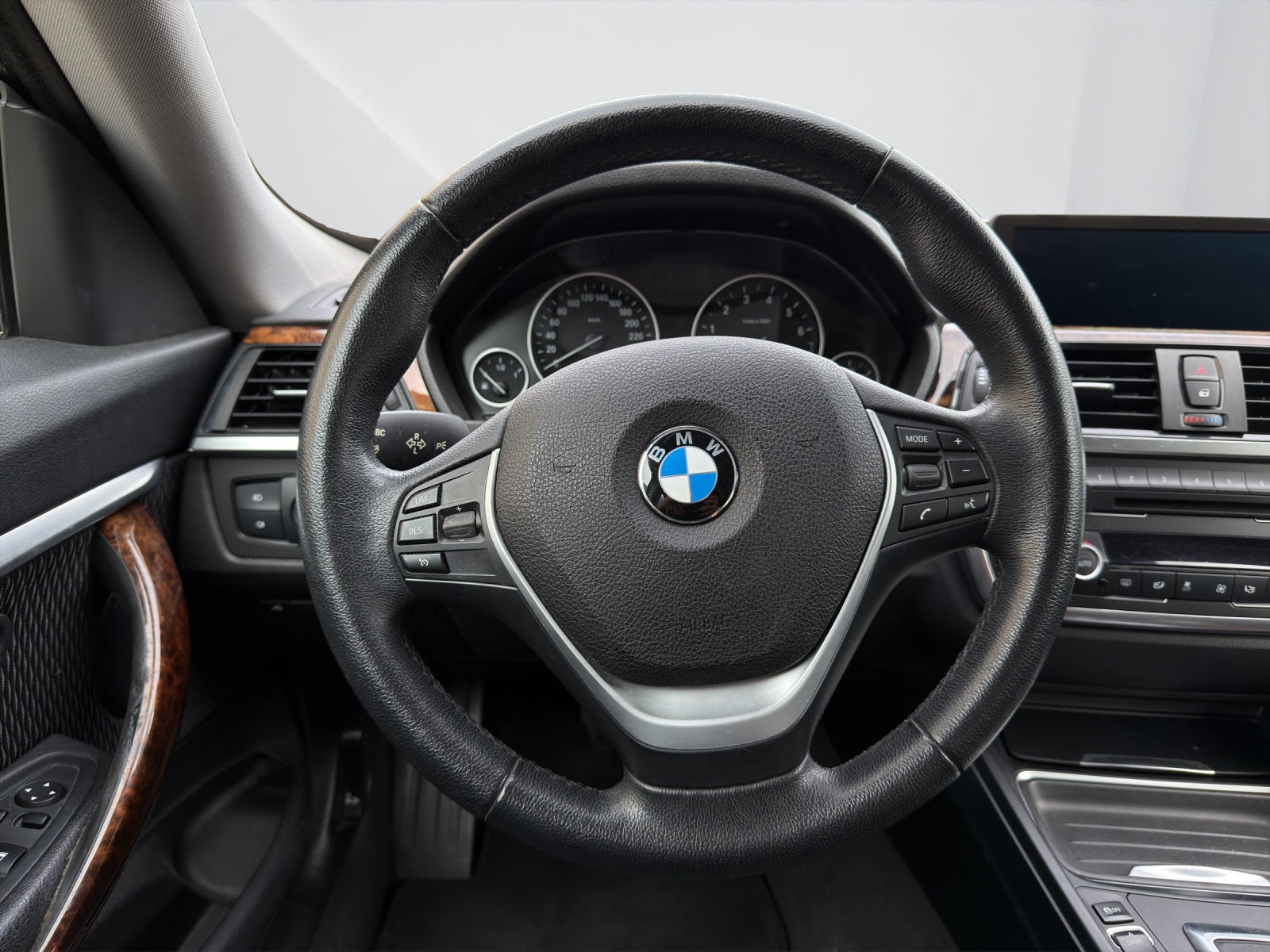 BMW 320i xDrive Gran Turismo-image-16