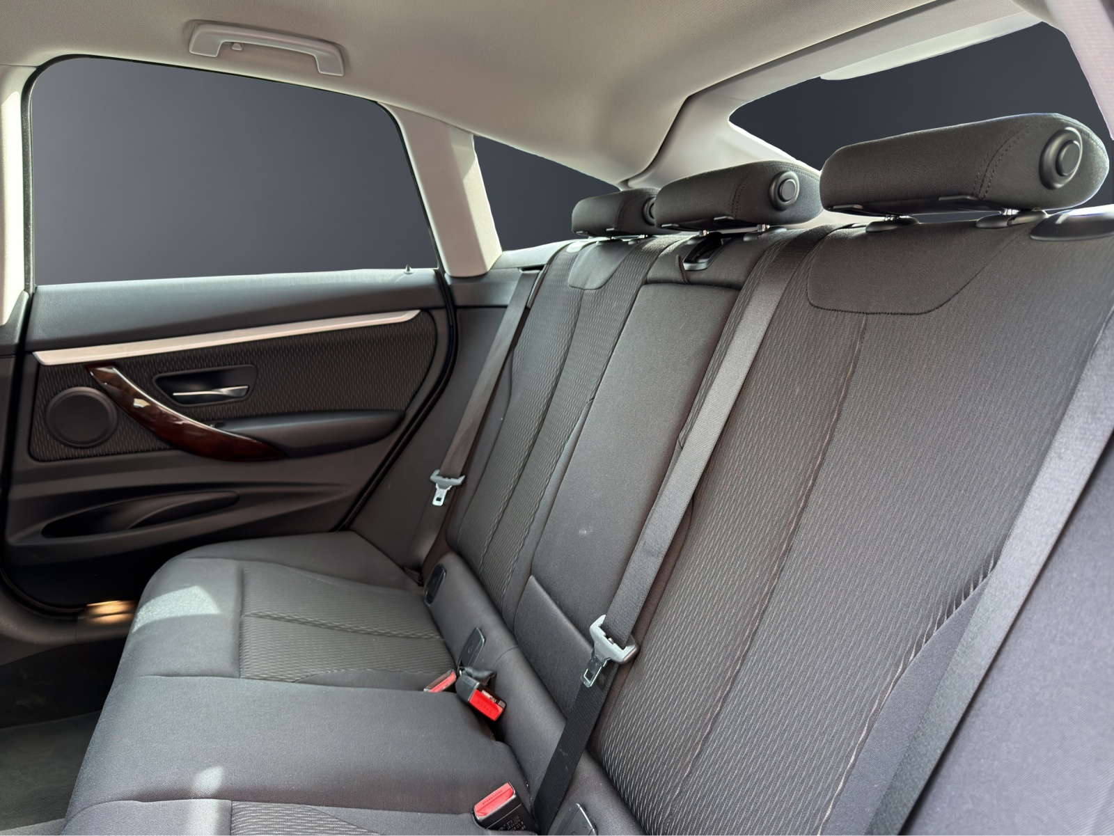 BMW 320i xDrive Gran Turismo-image-11