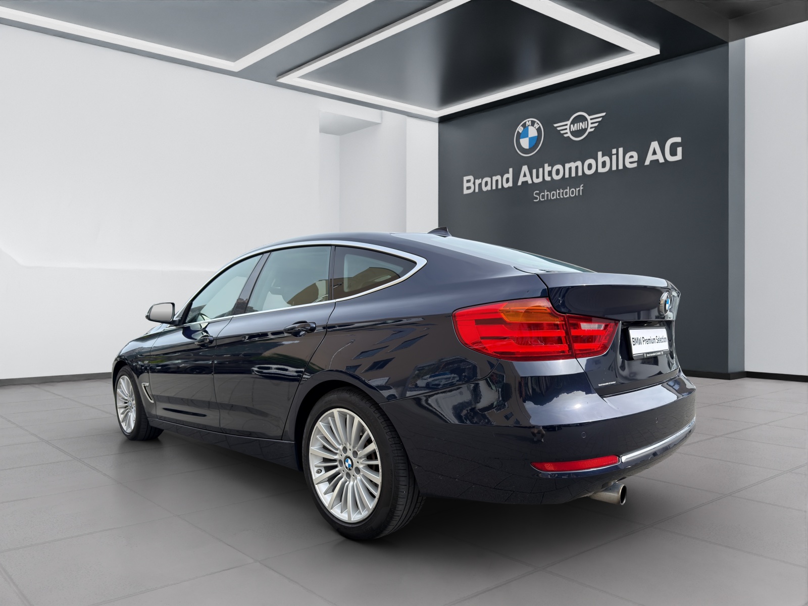 BMW 320i xDrive Gran Turismo-showroom-element-2