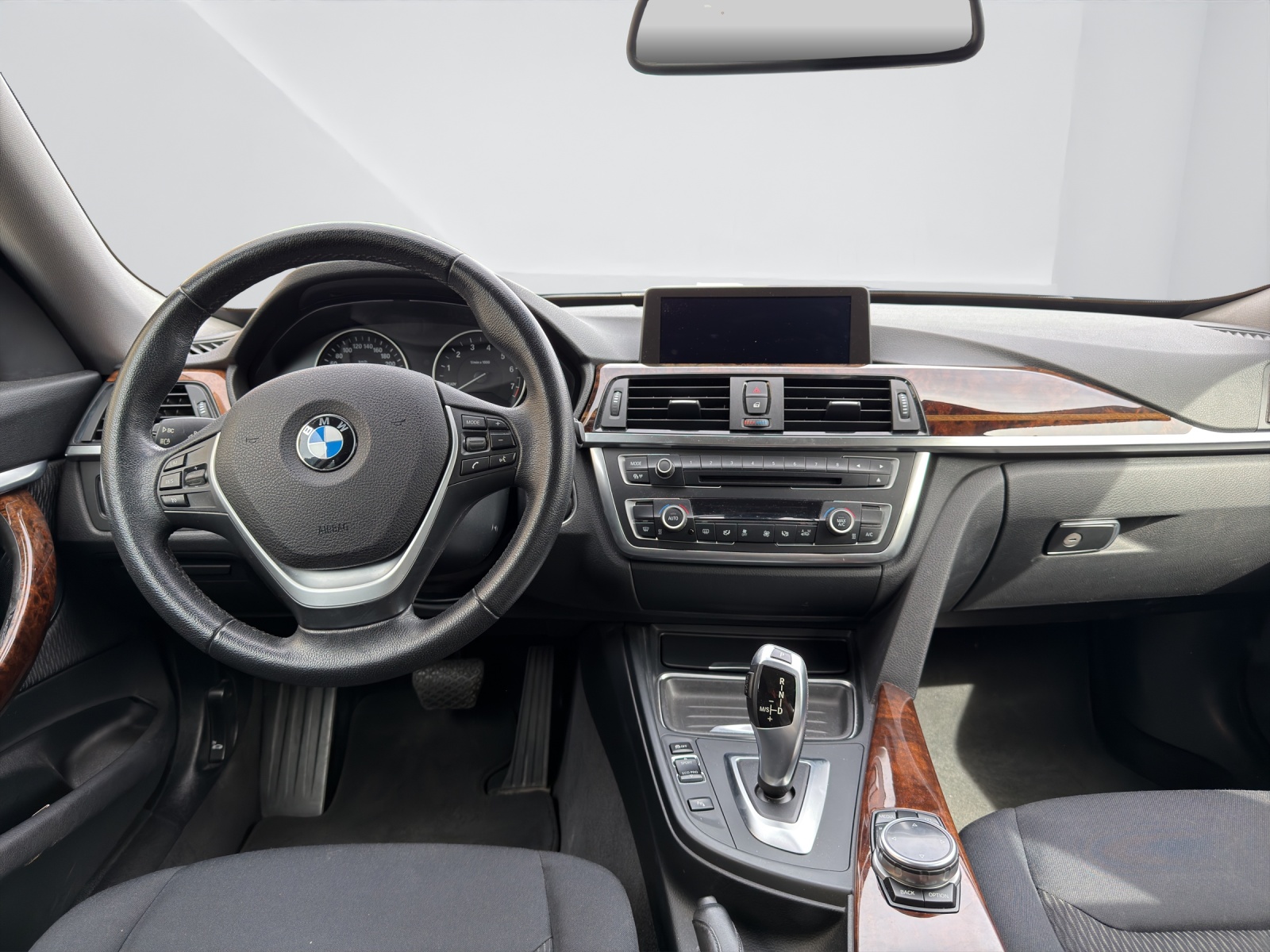 BMW 320i xDrive Gran Turismo-image-15