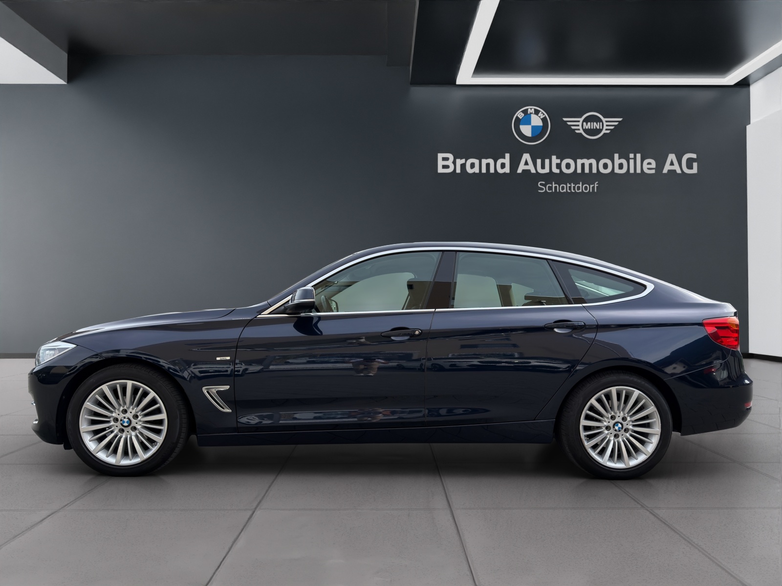 BMW 320i xDrive Gran Turismo-showroom-element-1