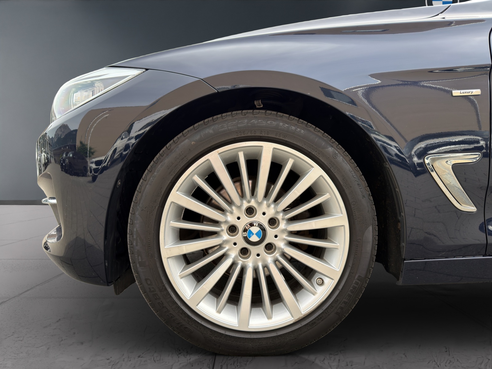 BMW 320i xDrive Gran Turismo-image-8