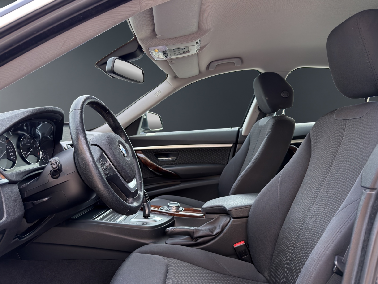 BMW 320i xDrive Gran Turismo-image-10