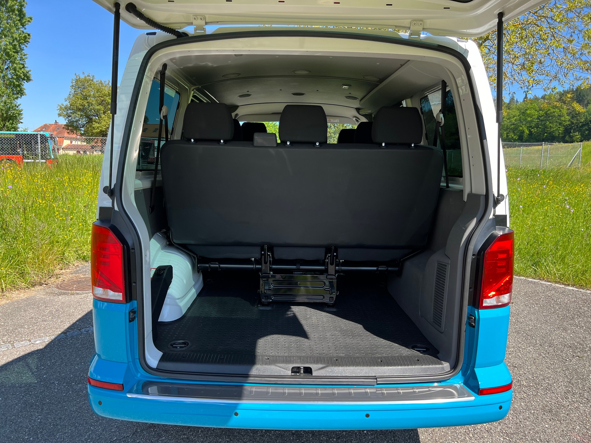 VW VW T6.1 "BULLI BUS" BI COLOR .AUTOMAT. 9 PLÄTZER. 18" ALU NEU. CH WAGEN. TOP GEPFLEGT. MIT GARANTIE. LEASING 450.--image-24
