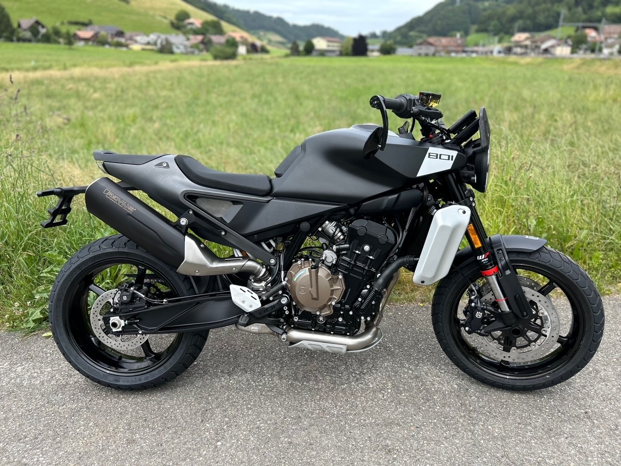 HUSQVARNA Svartpilen 801