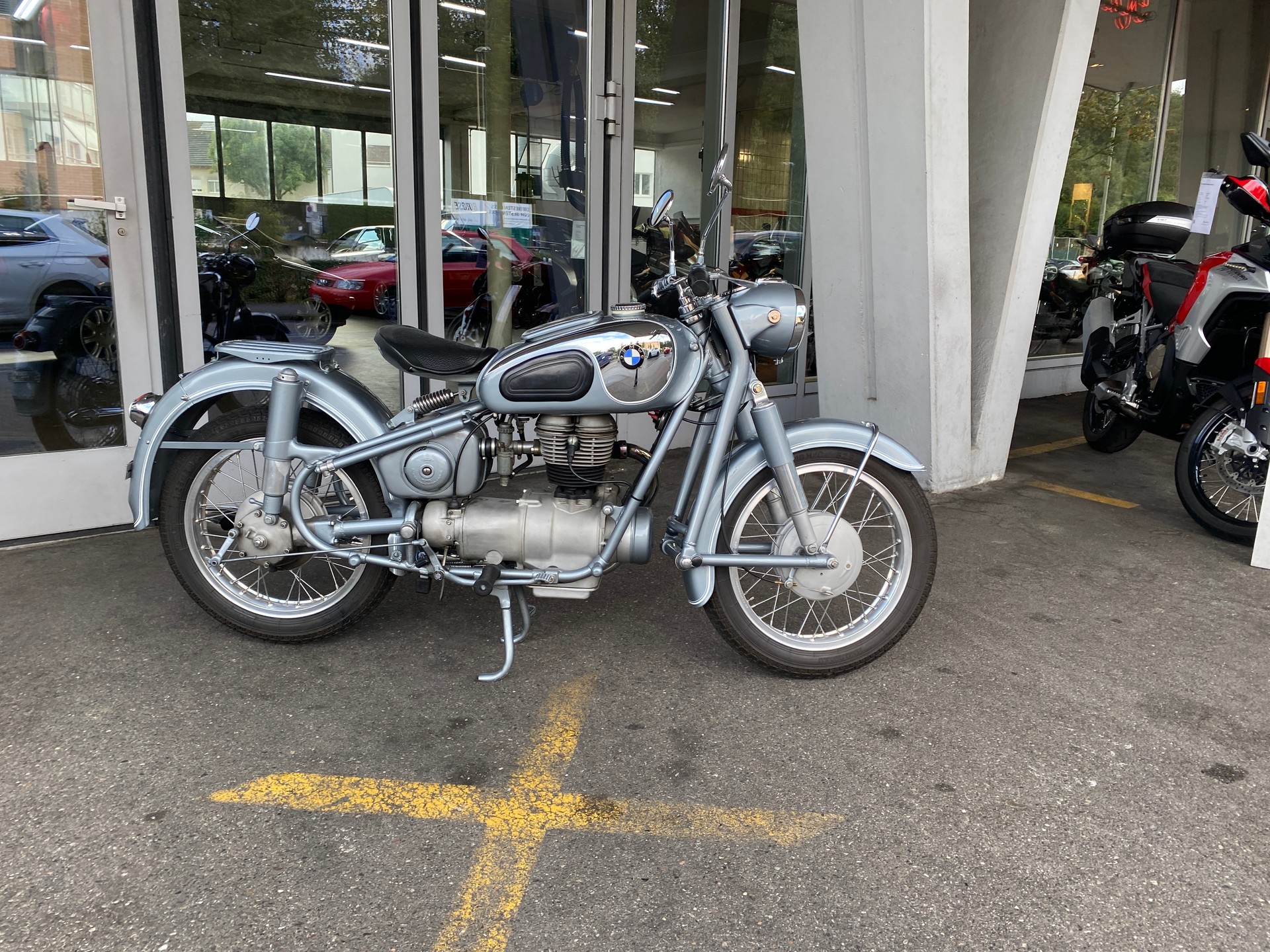 BMW R 26 Swiss Blue-image-1