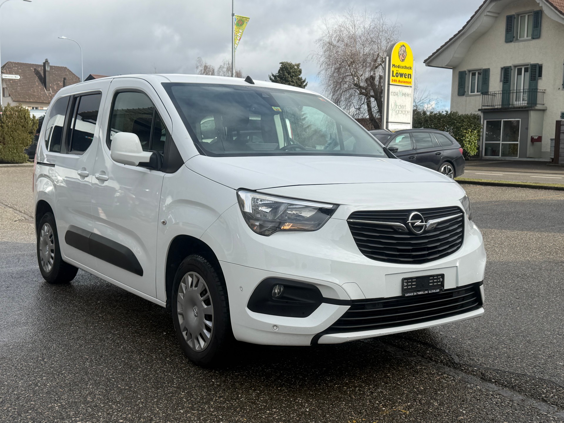 OPEL Combo Life 1.2 Essentia Automat-showroom-element-2