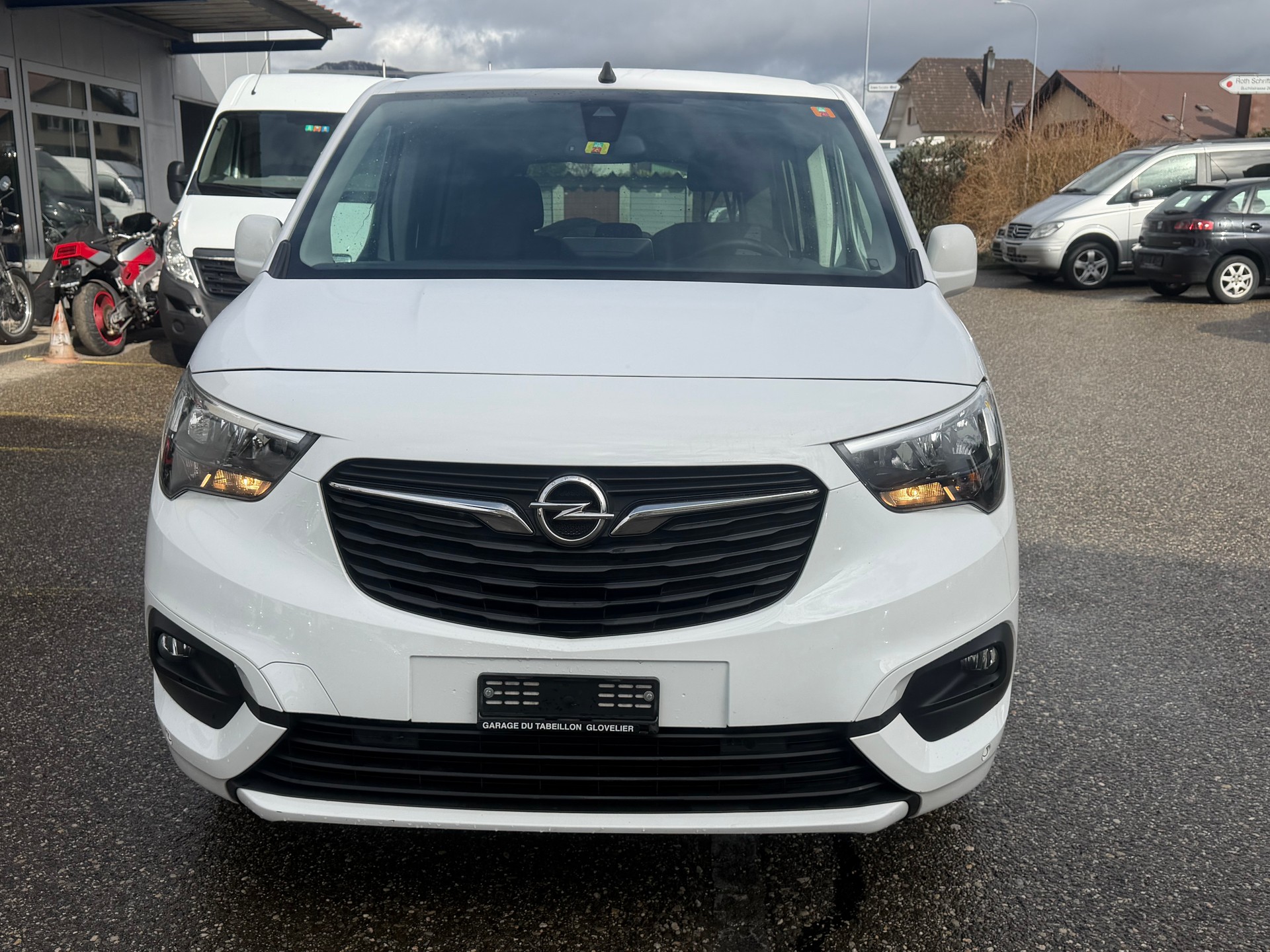 OPEL Combo Life 1.2 Essentia Automat-showroom-element-1