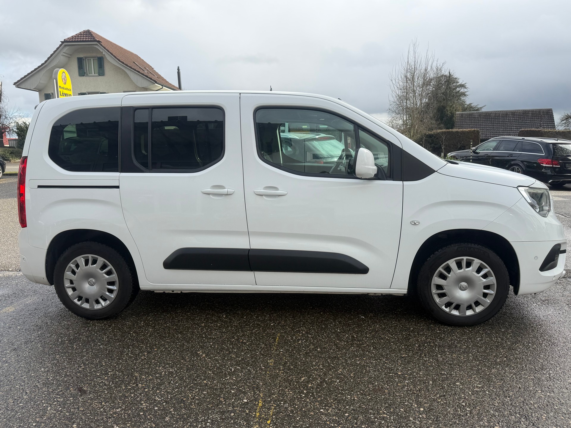 OPEL Combo Life 1.2 Essentia Automat-showroom-element-3