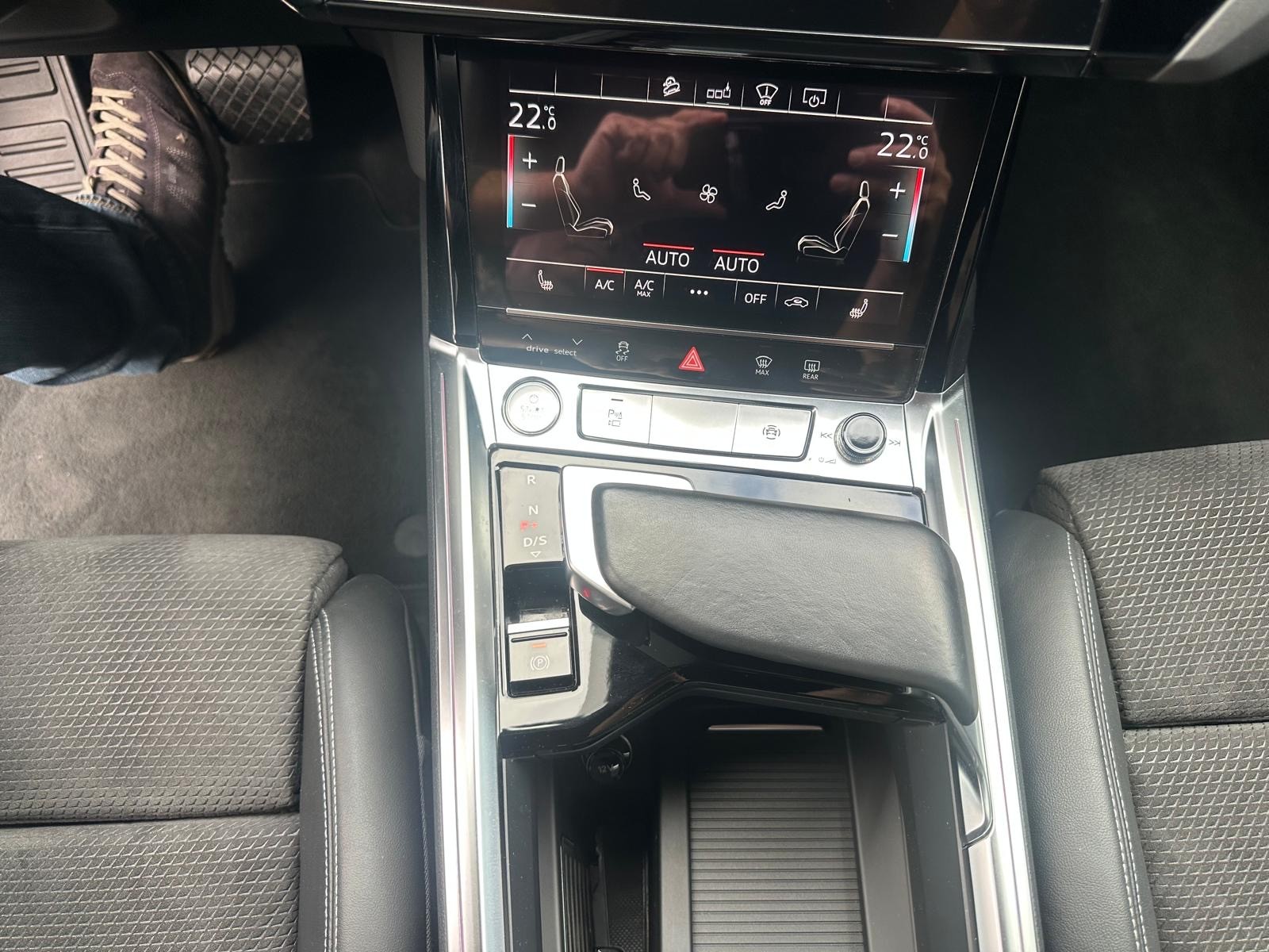 AUDI e-tron 50 S Line quattro-image-10